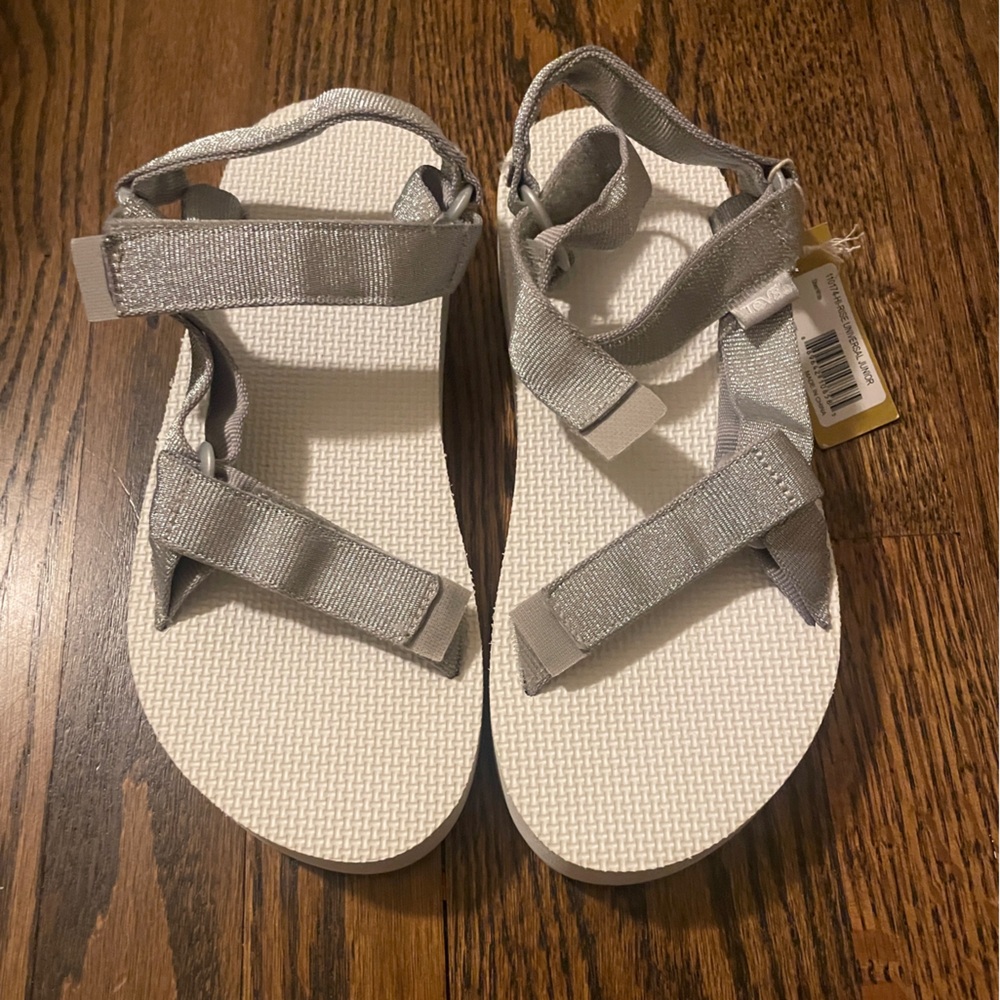 Teva Hi-Rise Universal Junior Girls size 6 White and Silver